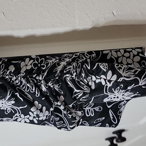 Black and white V neck shirt - Picture 4 of 5